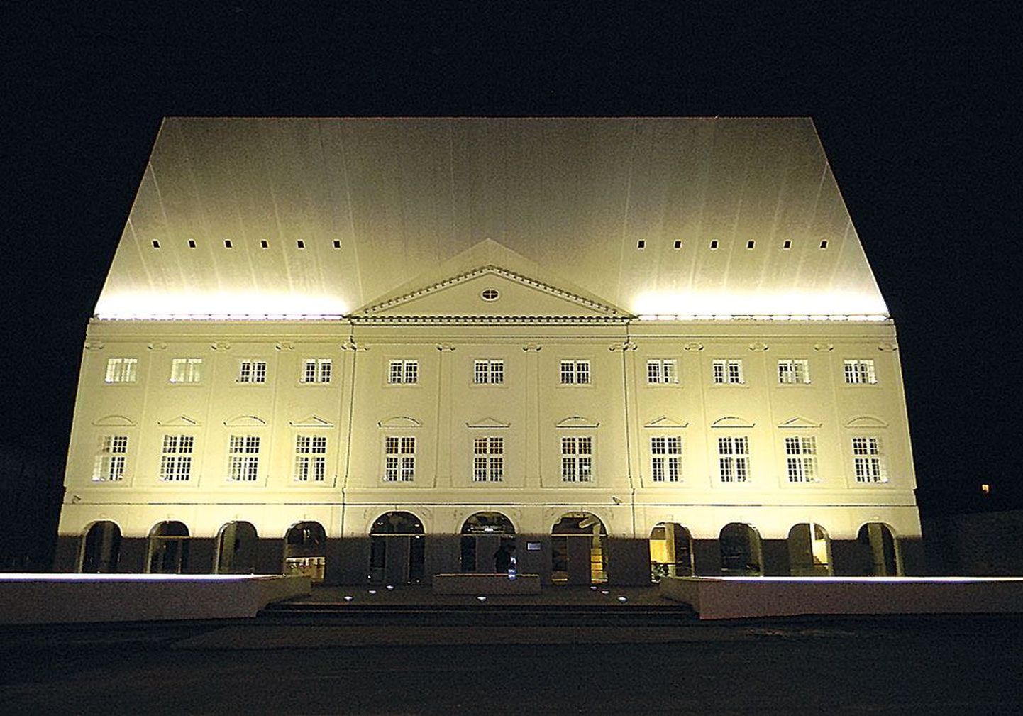 Нарвский колледж Тартуского университета  в центре города — на Ратушной площади.