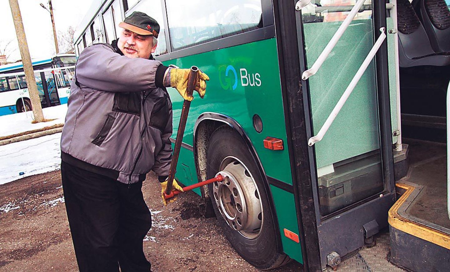 “Rattamutrivõti peab käepärast olema, kuigi iga päev ei pruugi seda vaja minna,” ütleb GoBus Pärnu linnabussijuht Andres Kokk.