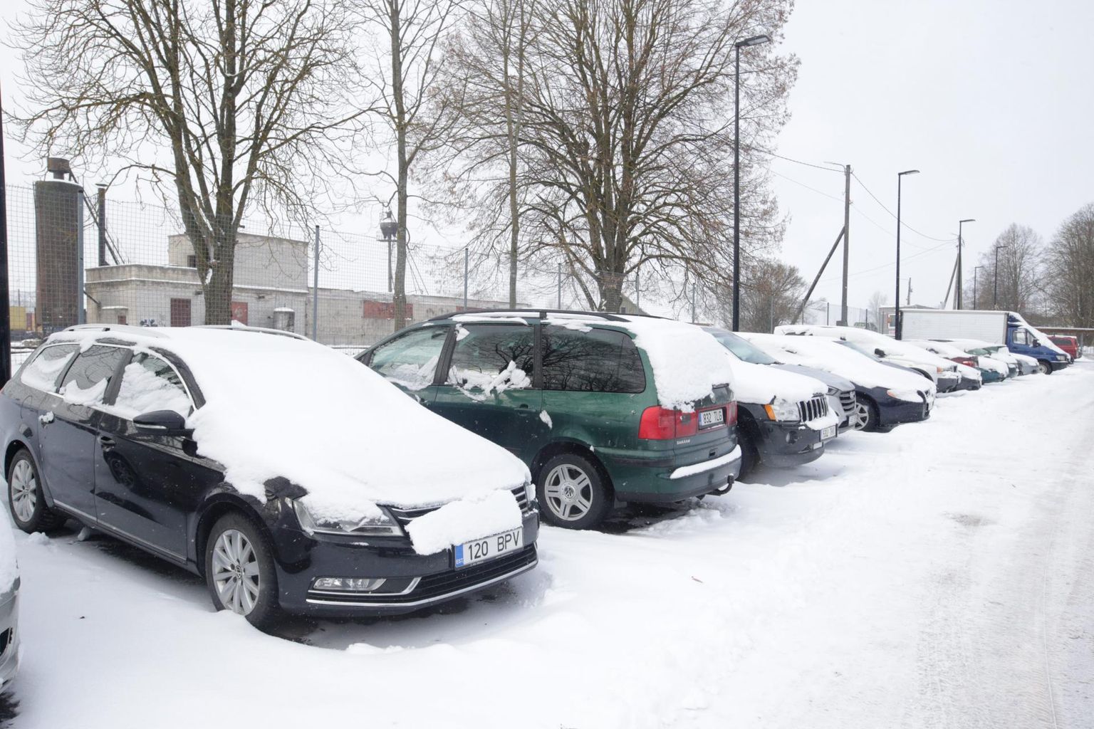 Kolm esiplaanil olevat autot on müügis ja seisid eile Vaksali tänava parklas rivis. Eri portaalide müügikuulutustest tuttavaid sõidukeid võis leida ka parkla teistest osadest.