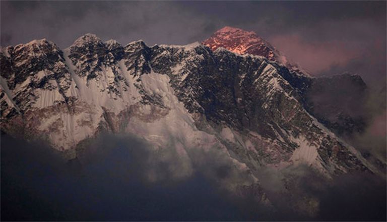 Dienas pēdējie saules stari pār Everestu 