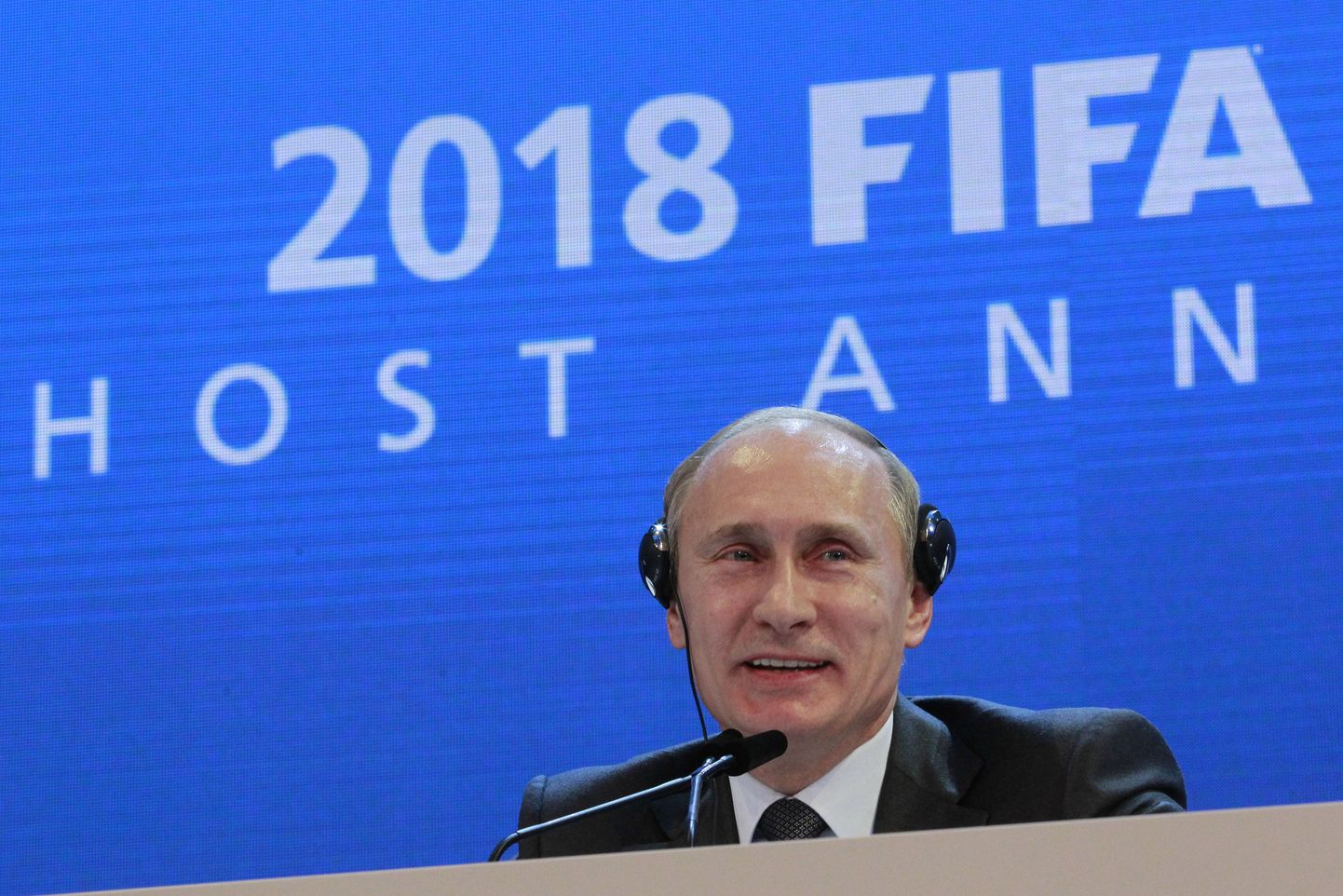 2010. aastal, mil selgus, et Venemaa korraldab 2018. aasta jalgpalli MM-i, oli Putin õnnelik peaminister.