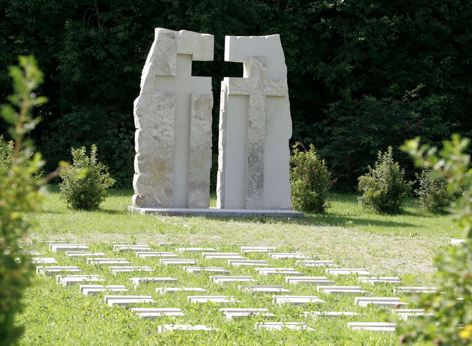 Pätid lükkasid Vistla memoriaalis ümber sadakond hauaplaati.