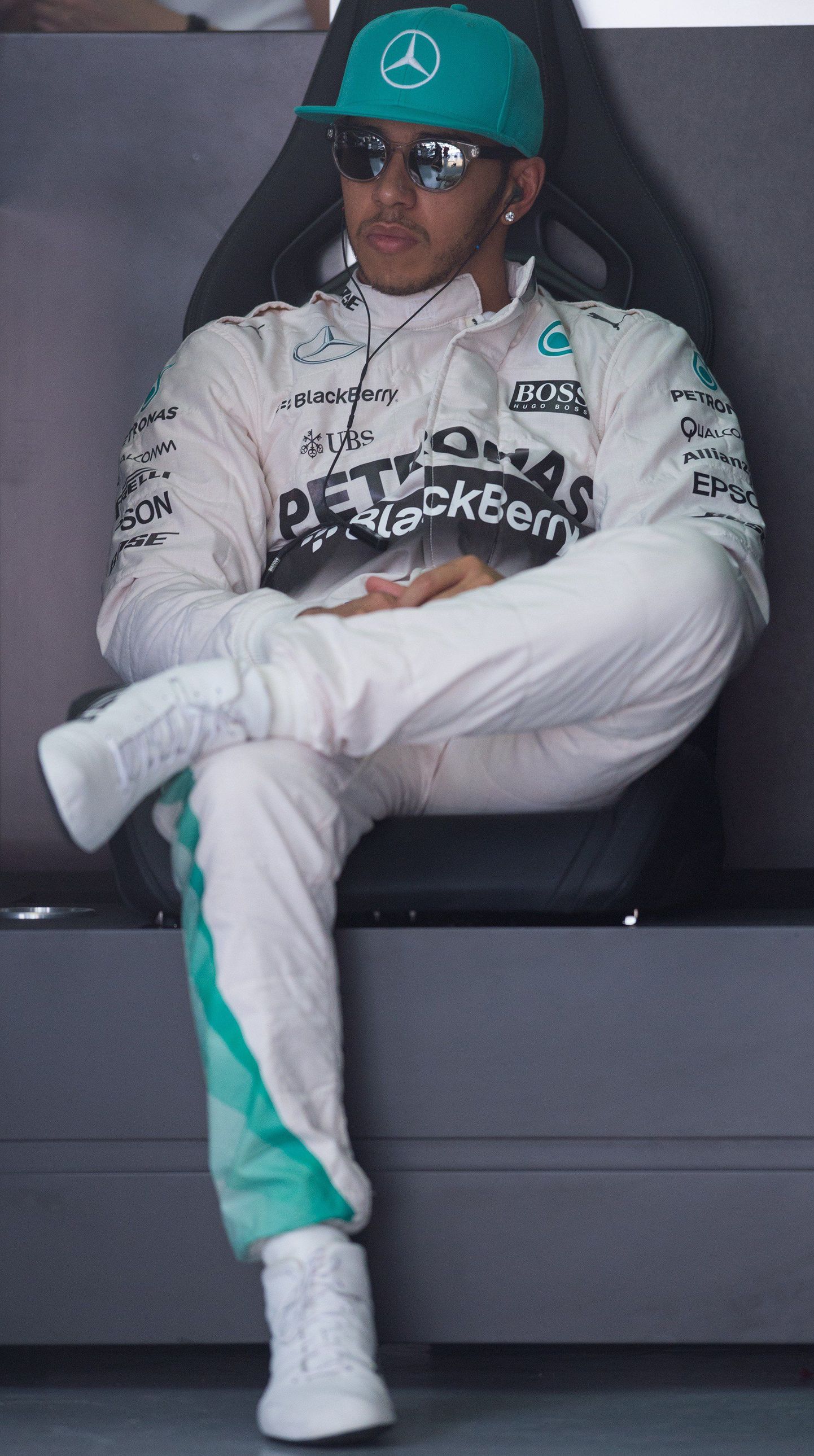 Lewis Hamilton istus esimese vabatreeningu ajal meeskonna boksis.