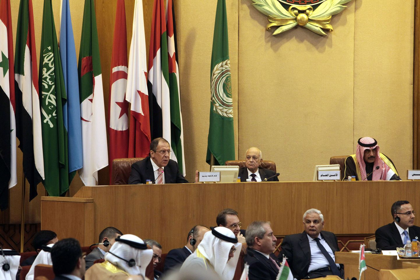 Vene välisminister Sergei Lavrov (taga vasakul) Egiptuse pealinnas Araabia Liiga välisministrite nõupidamisel. Lavrovi kõrval on liiga juht Nabil al-Arabi.