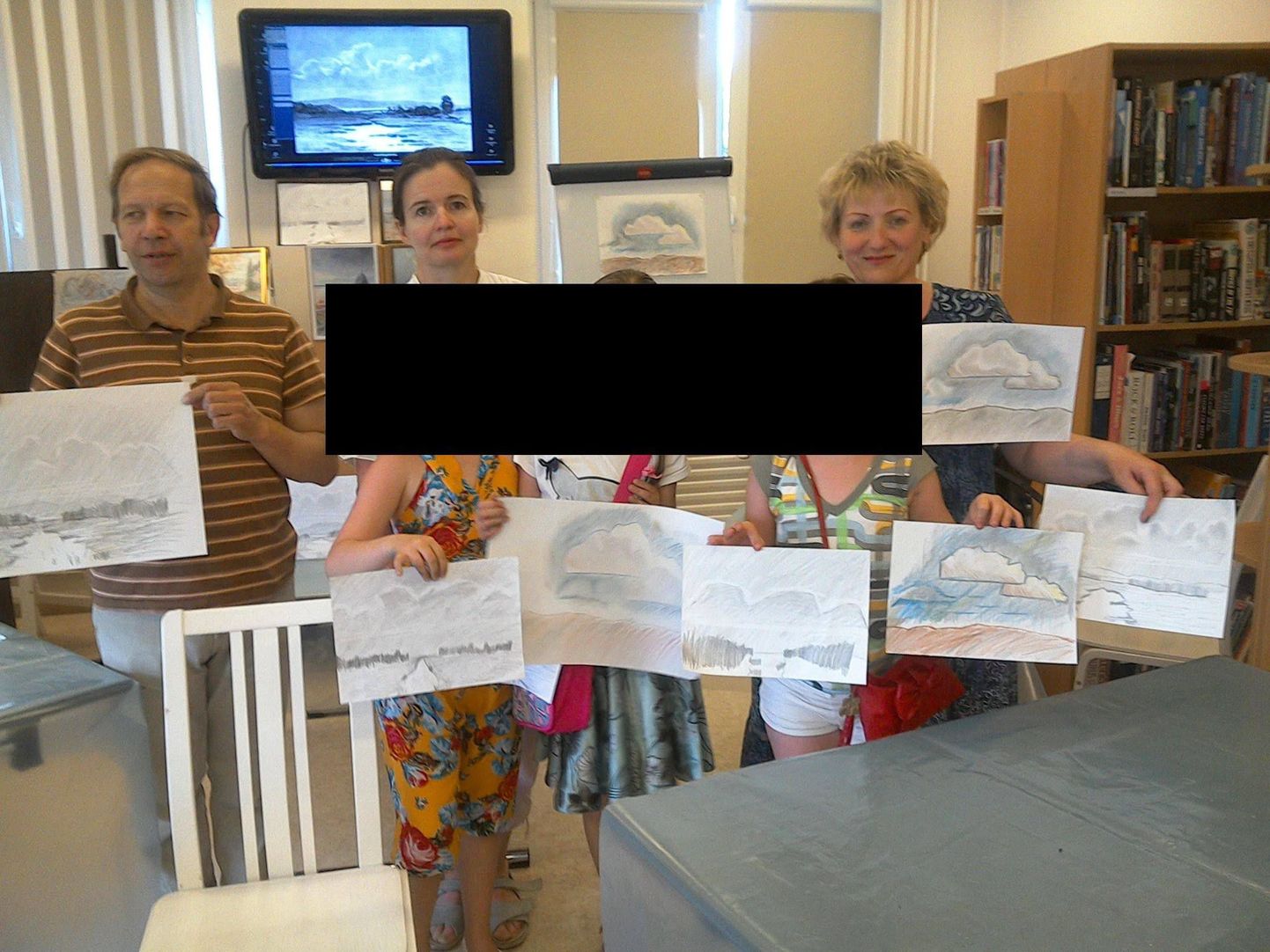 Pedofiiliakuritegude eest süüdi mõistetud Vjatšeslav Hutornov (vasakul) Narva keskraamatukogu joonistamisõpetuse tunnis.