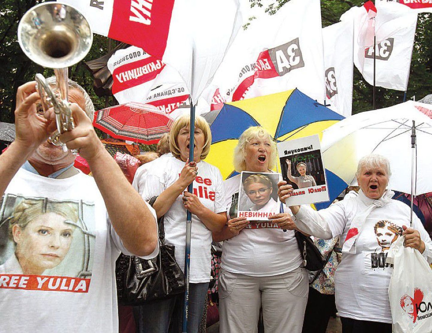 Несмотря на отсутствие экс-премьера Украины Юлии Тимошенко в зале суда, около здания суда вчера прошла акция в ее защиту, в которой приняли участие сотни украинцев.