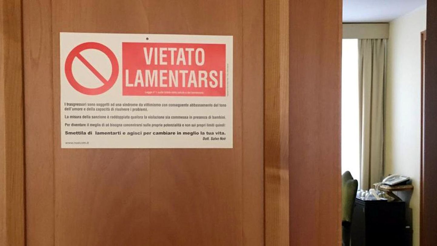 Silt «Hädaldamine keelatud» paavst Franciscuse kodu uksel Vatikanis