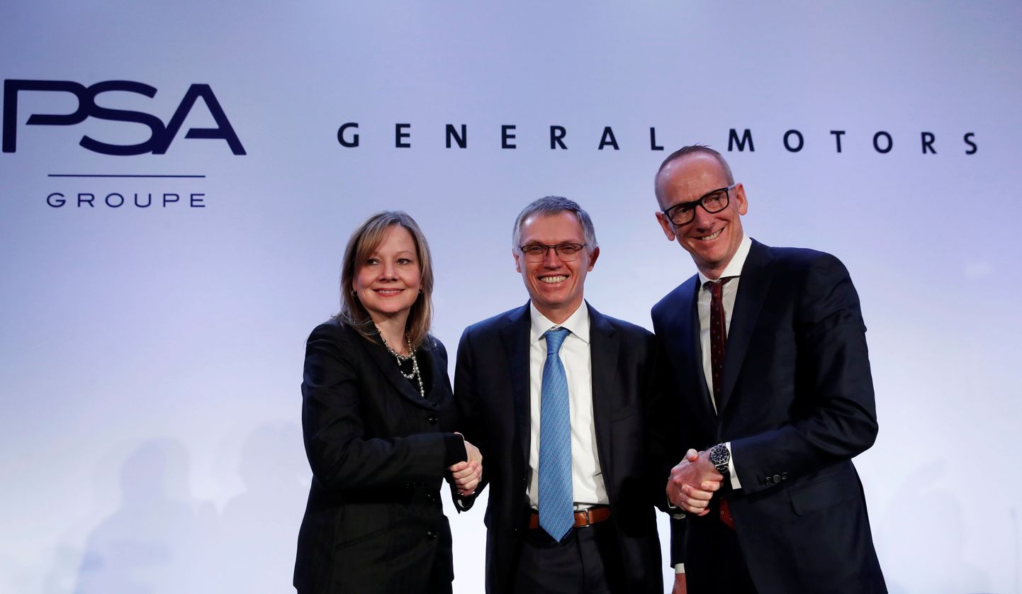 Гендиректор PSA Карлос Таварес (в центре), гендиректор GM Мэри Барра (слева) и председатель совета директоров Opel Group GmbH доктор Карл-Томас Нойман (справа).