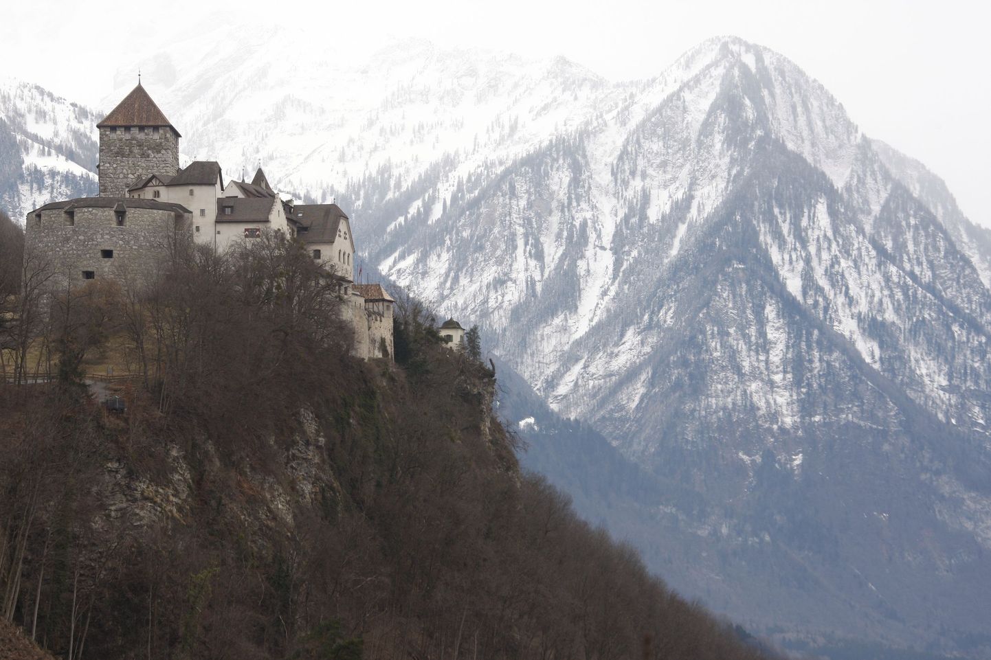 Liechtensteini lossi vaade Vaduzis.Prints Max meelitab patustanud Briti investoreid oma maksuparadiisi.
