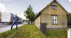 Мужчина вынужден жить в бане: ошибка во время дорожных работ уничтожила его дом