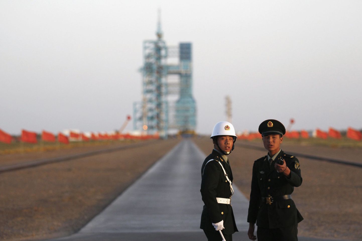 Hiina sõdurid valvavad Gansu provintsis asuvat Jiuquani satelliidikeskust.