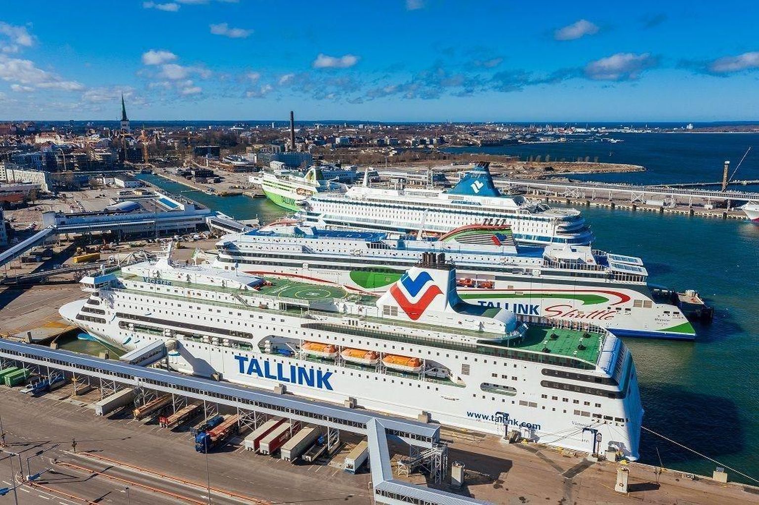 Tallinki laevad seisid möödunud aasta aprillis koroonapandeemiast tingitud piirangute tõttu sadamas.