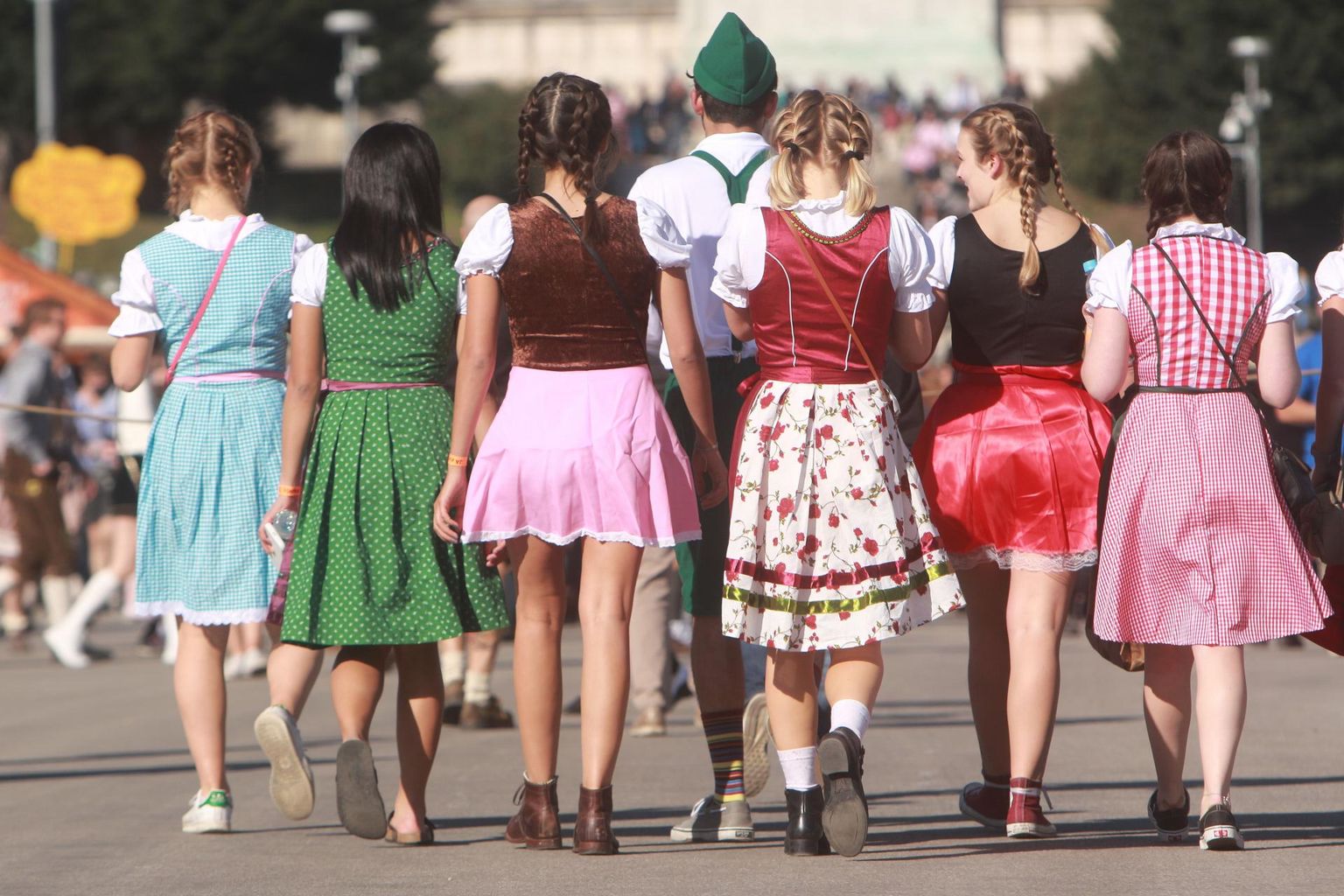 Eri pikkuses seelikuosaga rahvarõivakleite Dirndl’eid kandvad naised. Austrias käib tuline vaidlus selle üle, kas rahvarõivaid tohib valmistada vaid traditsioonilisi lõikeid aluseks võttes või ka moodsamalt ning lõbusamalt.