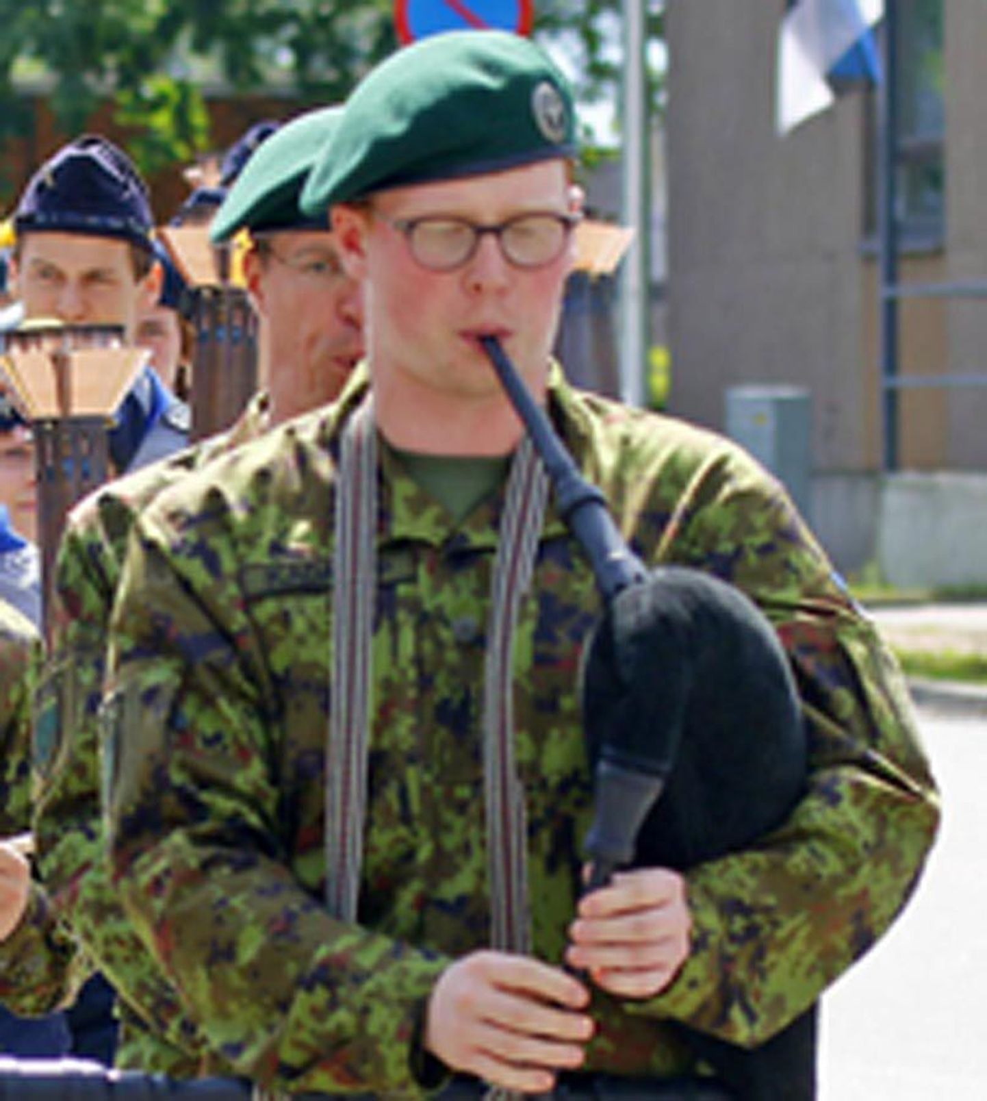 Neli Viljandi torupillimängijat marssisid võidupüha paraadil tuletoojate rivi ees.