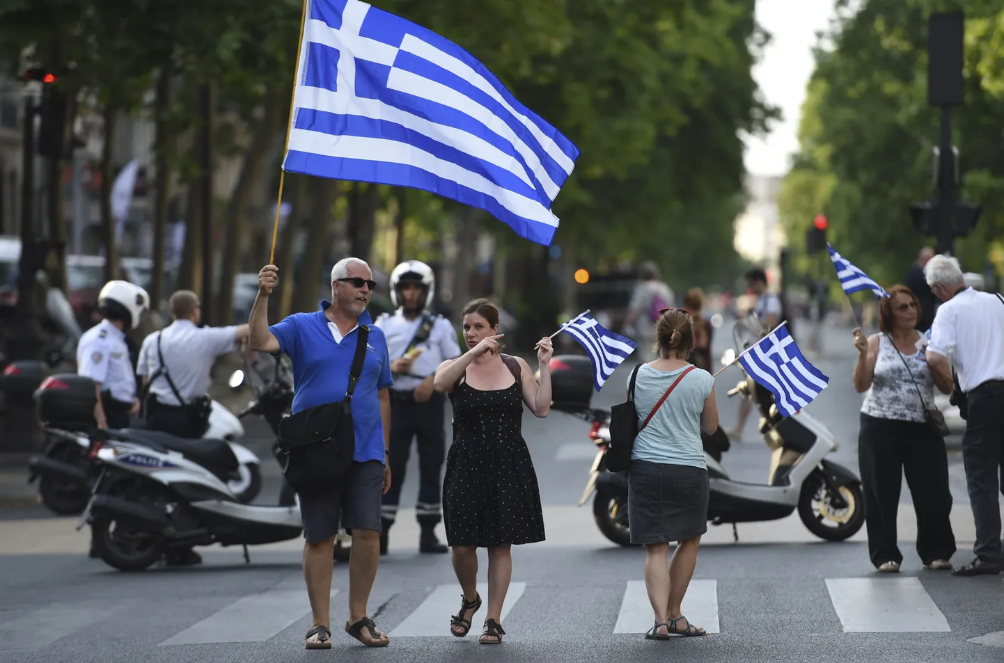 Греческие банки закрыты уже в течение четырех дней для всех вкладчиков кроме пенсионеров, и жители Афин привыкают к новому кризисному распорядку дня.