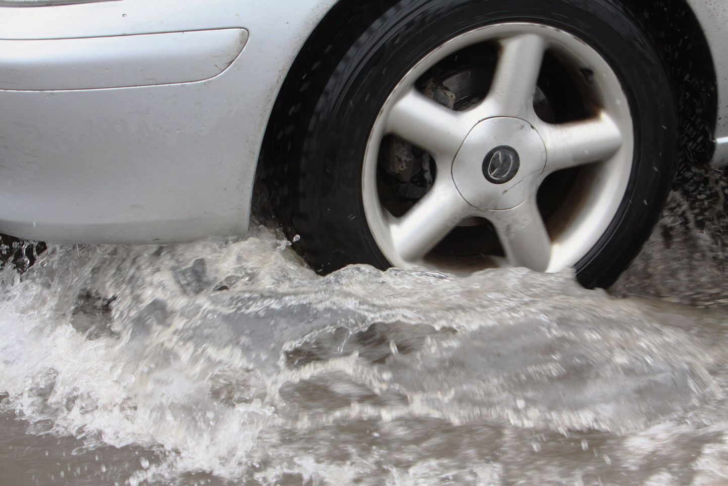 Auto üleujutatud teel. Foto on illustreeriv.