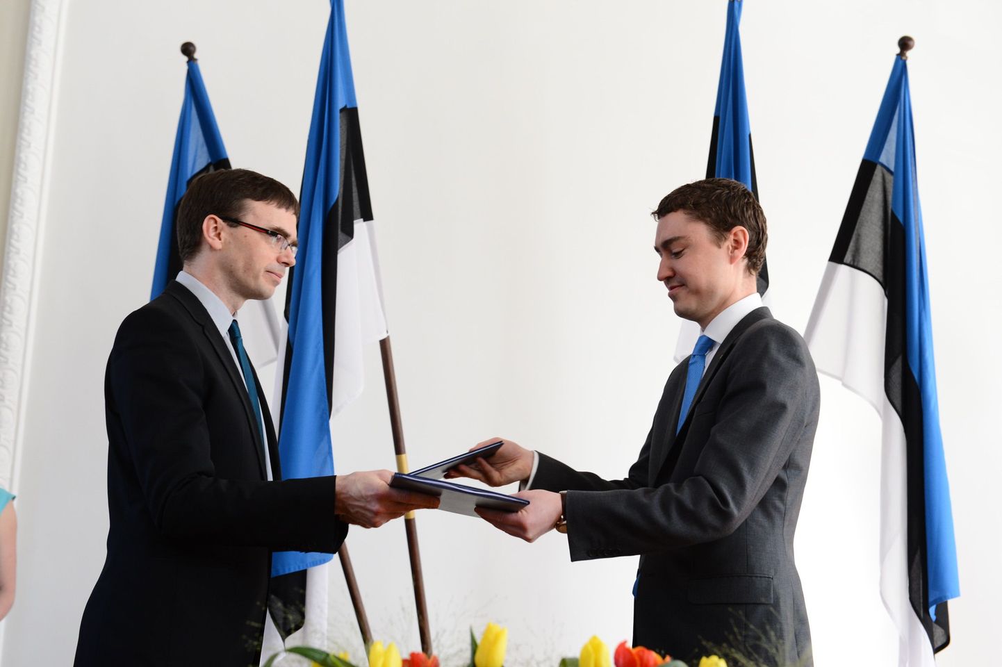 Председатель Социал-демократической партии Свен Миксер и кандидат в премьер-министры от Партии реформ Таави Рыйвас подписывают коалиционный договор.