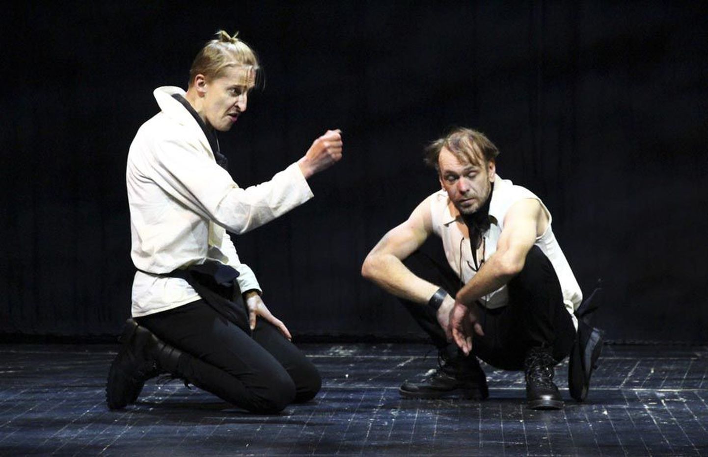 Aarne Soro Guildenstern (vasakul) ja Meelis Rämmeldi Rosencrantz puurduvad kulli ja kirja viskamise sügavustesse nagu terane detektiiv ja tema lihtsameelsem abiline.