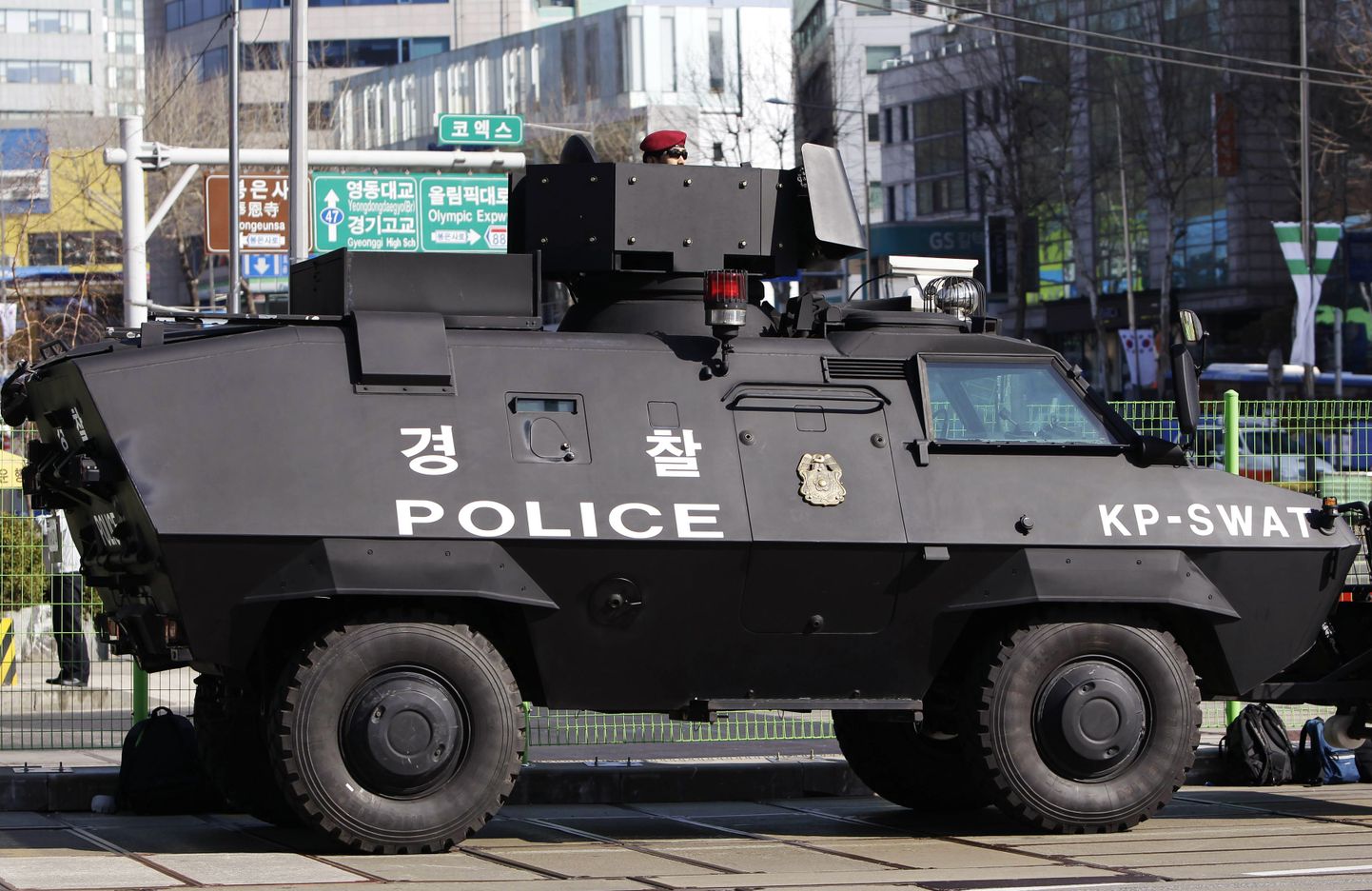 Lõuna-Korea politseile kuuluv soomuk Soulis, kus leiab aset rahvusvaheline tippkohtumine.