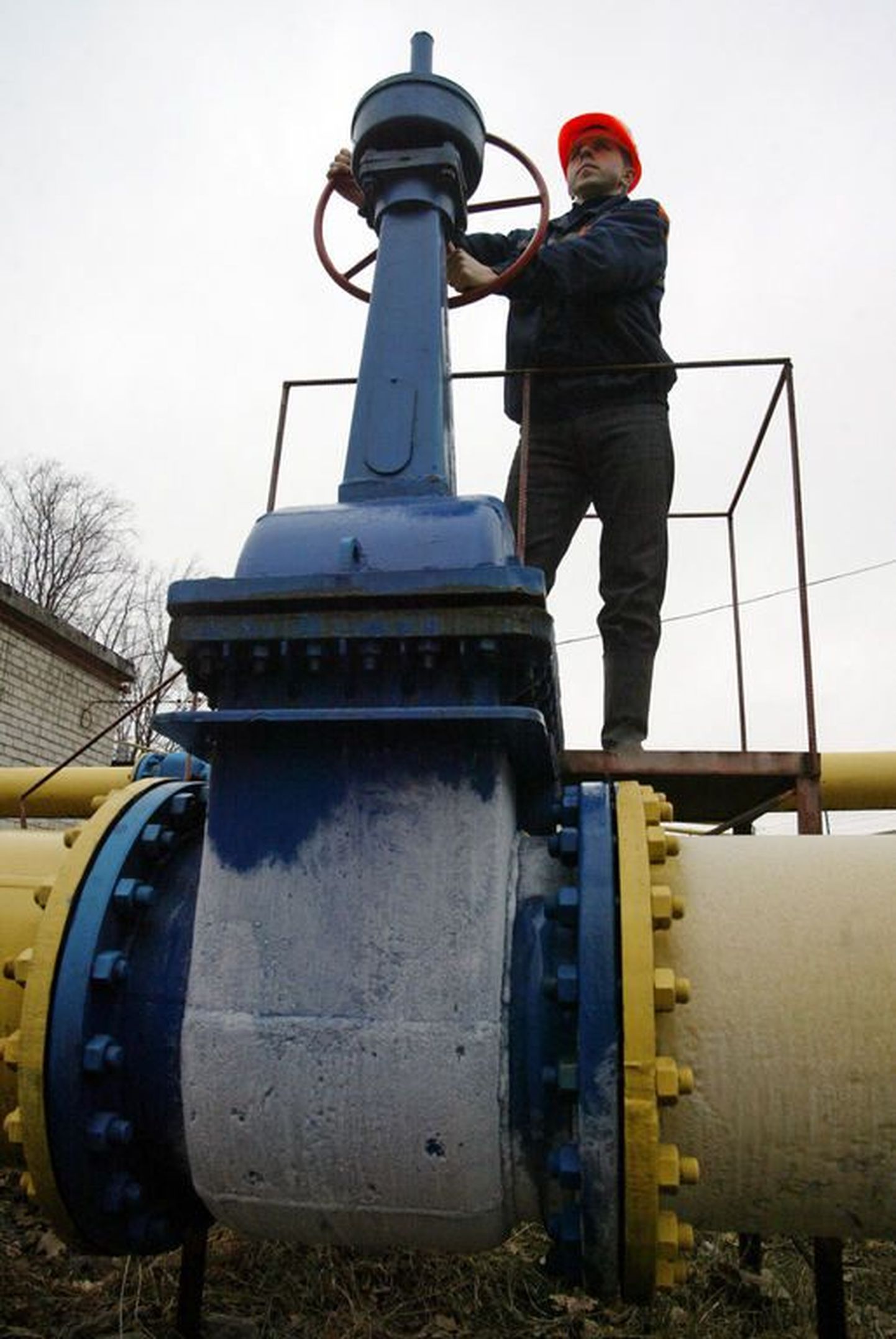 Gazpromi tööline sulgeb gaasitorustikul olevat ventiili.