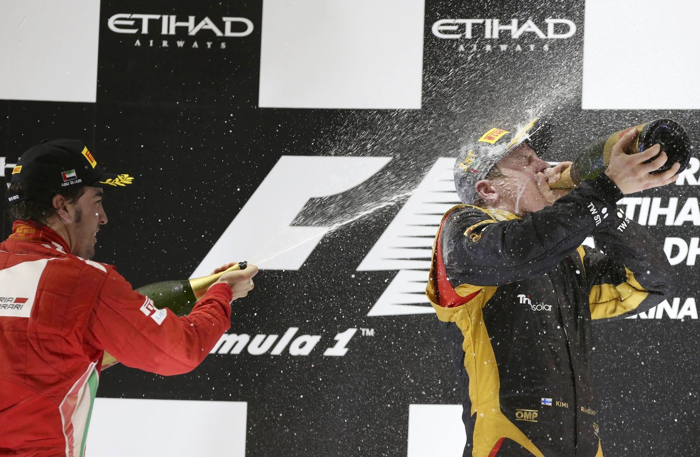 Kimi Räikkönen (paremal) Abu Dhabi GP poodiumil.