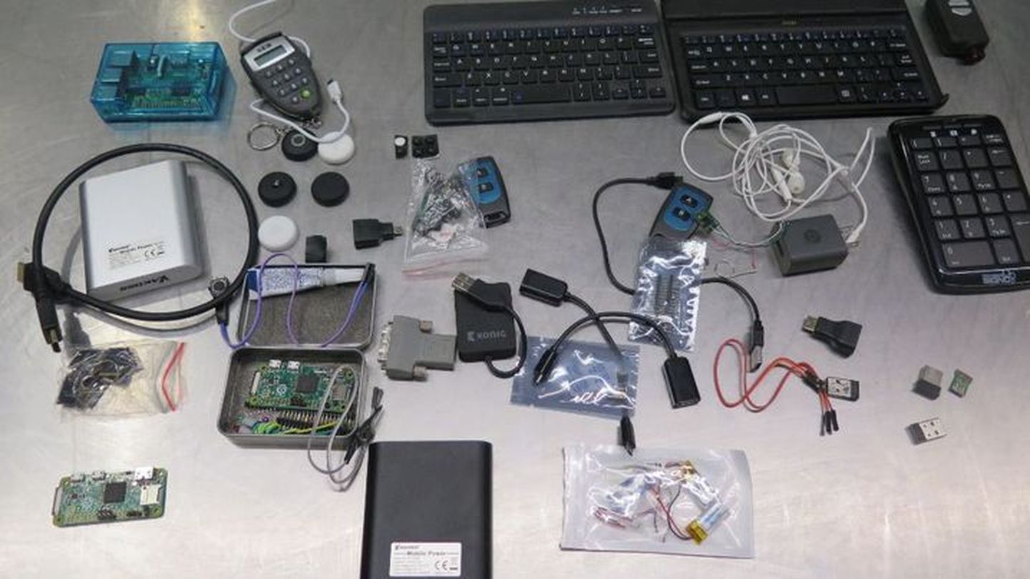 У мужчин были изъяты различные электронные приборы, с помощью которых они планировали совершить мошенничество.