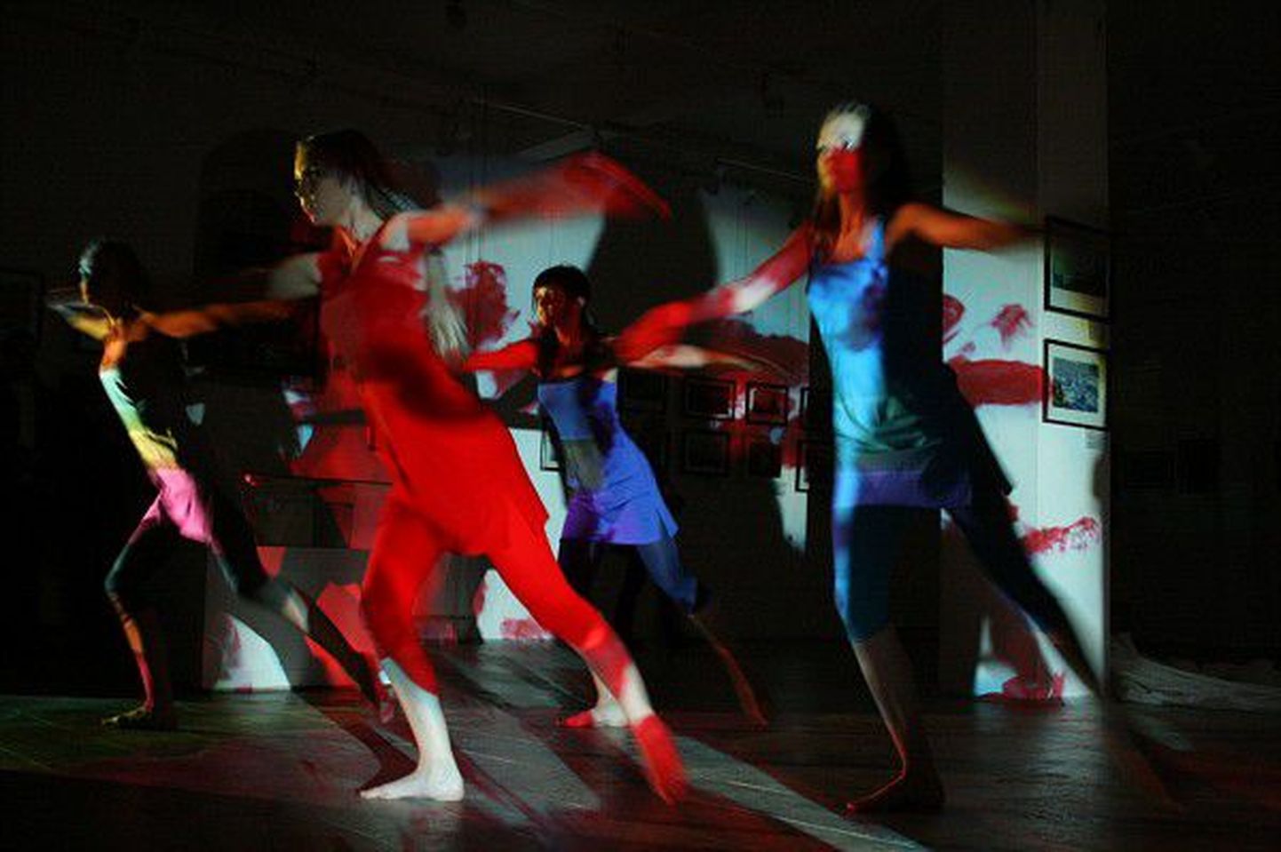 Выступление хореографической группы «Varjud» и светоинсталяция Диджея Коста в Художественно галерее.