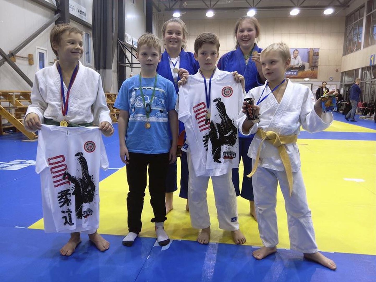 Turniiril medali võitnud Geron Vidder (vasakul), Siim Luide, Laura Silde, Jan-Kristjan Tamm, Eliisabet Veermets ja Kenert Vidder. Pildilt on puudu omas kaalus võitnud Rainer Õnne.