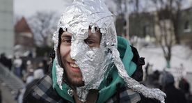 Галерея: лучшие головные уборы из фольги на демонстрации против ACTA
