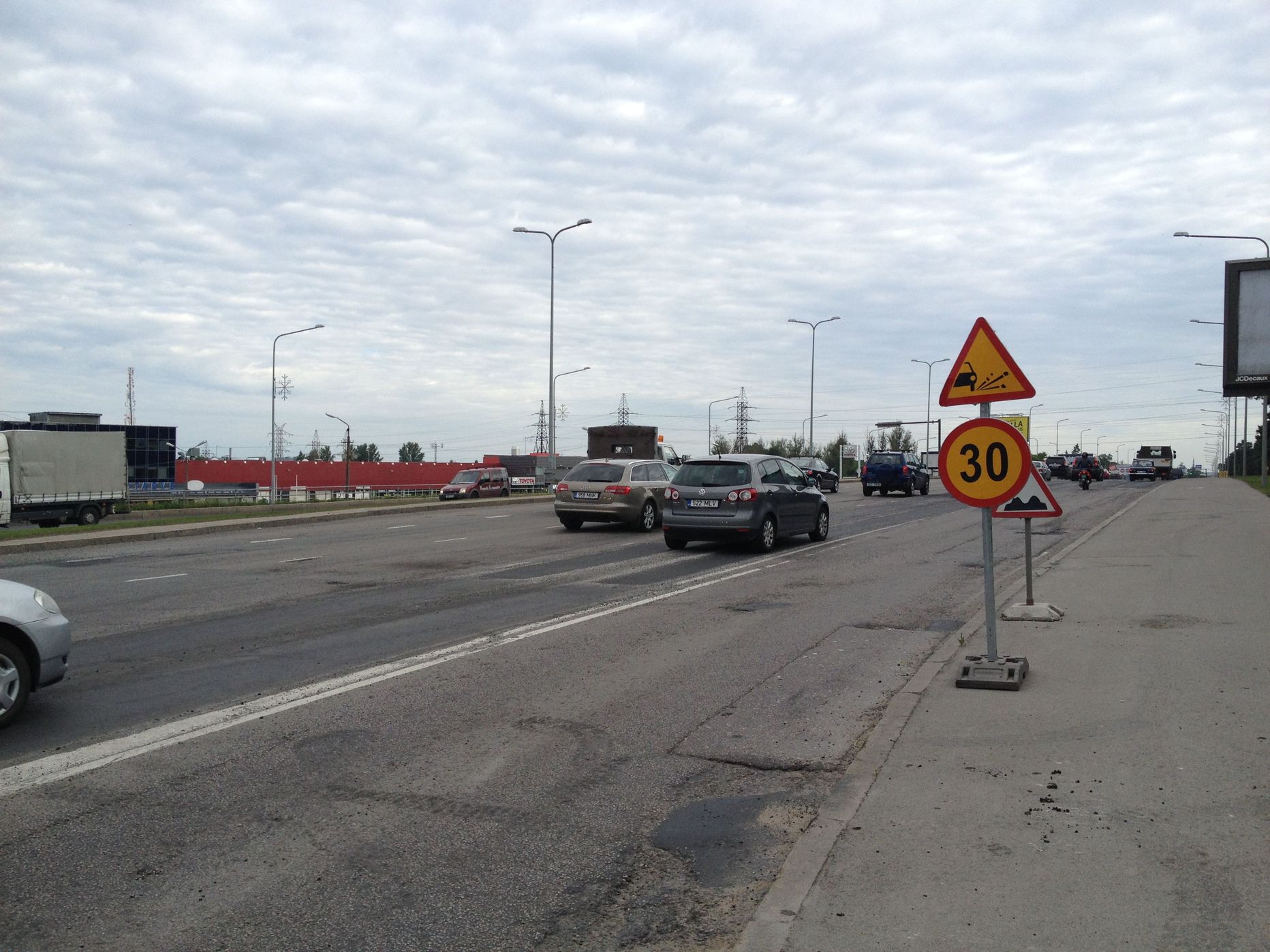 Kiirusepiirang Pärnu maanteel.