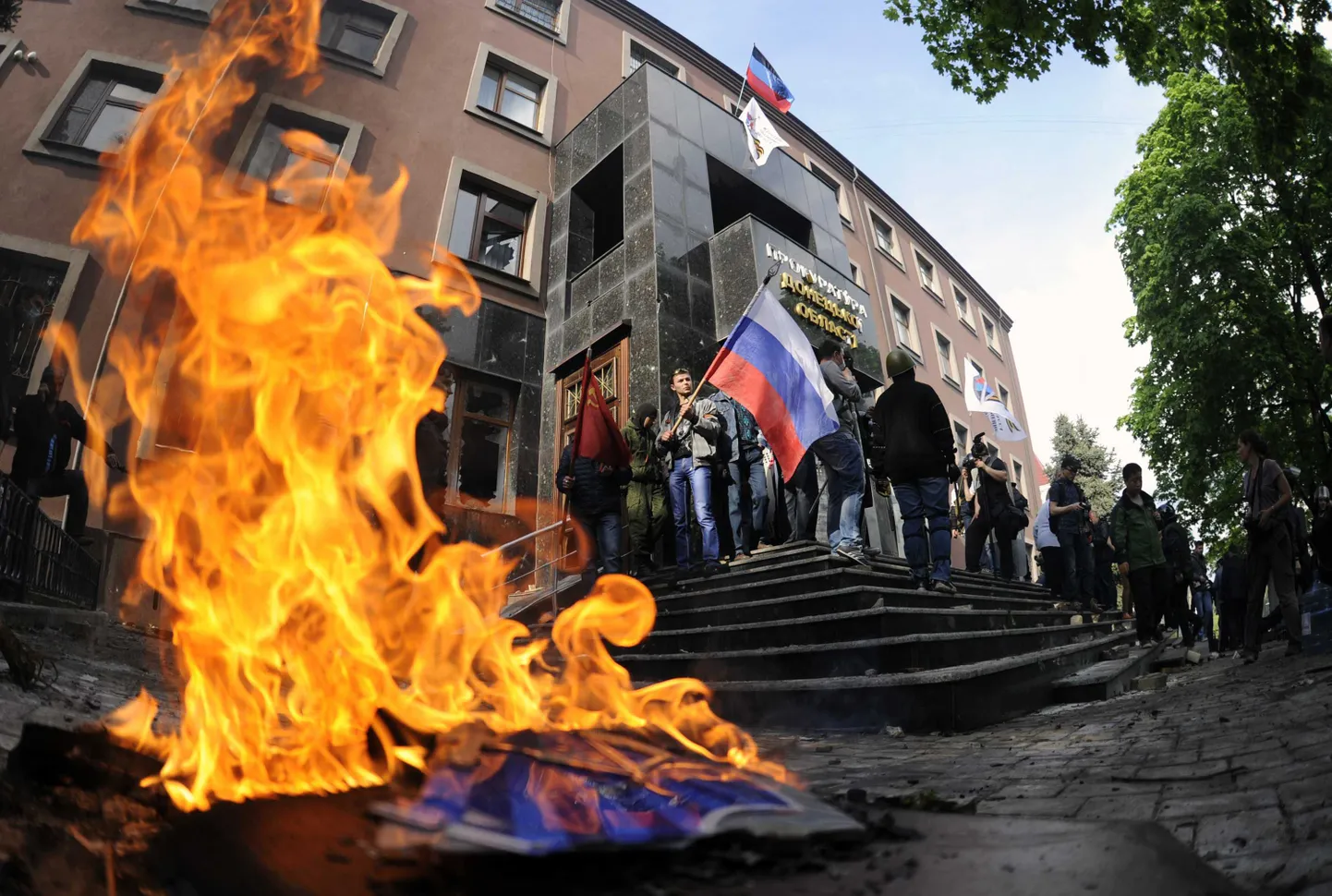 Venemeelsed Donetskis Ukraina sümboleid põletamas.