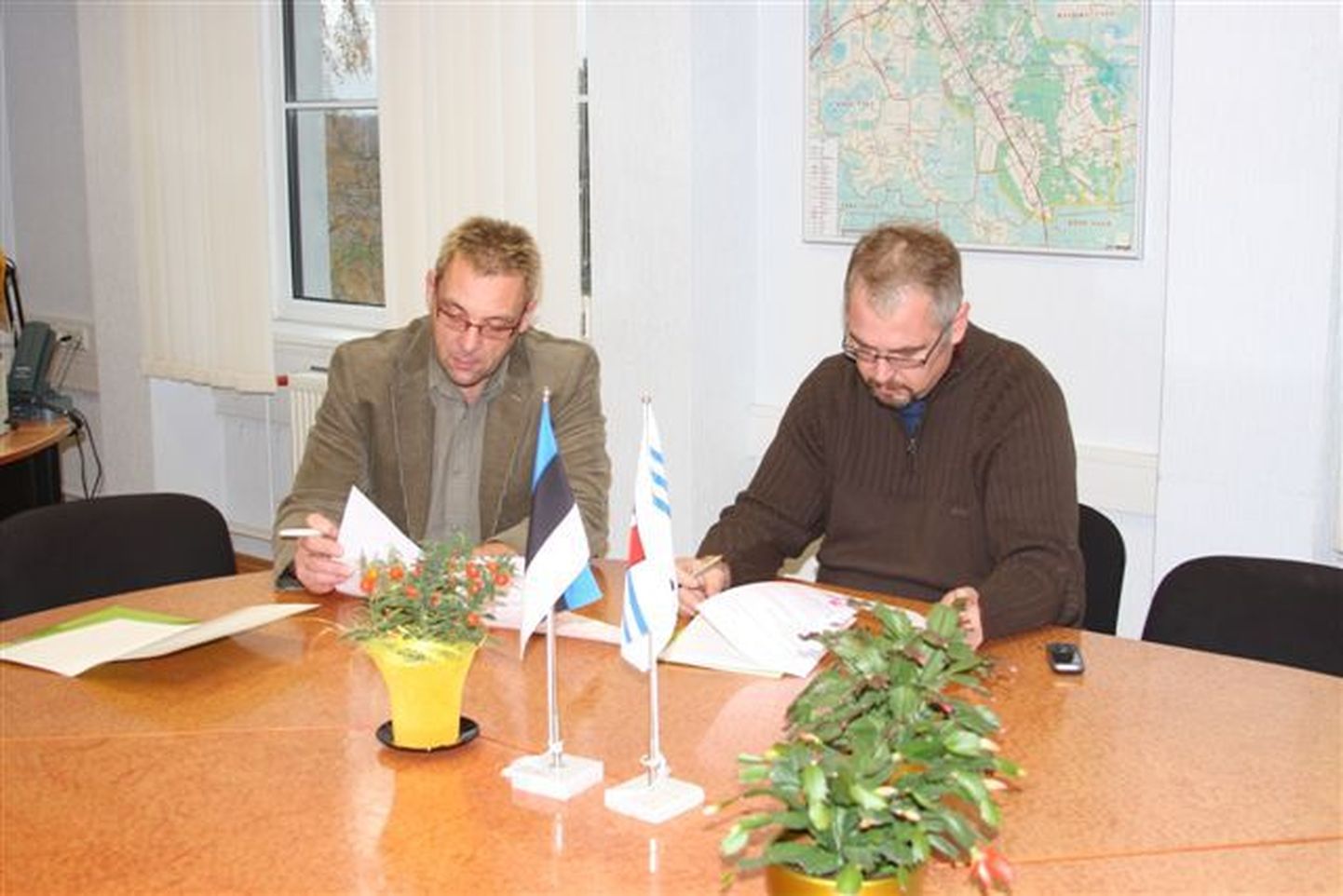 Veigo Gutman ja Raivo Uukkivi (vasakul) allkirjastamas koalitsioonilepingut.