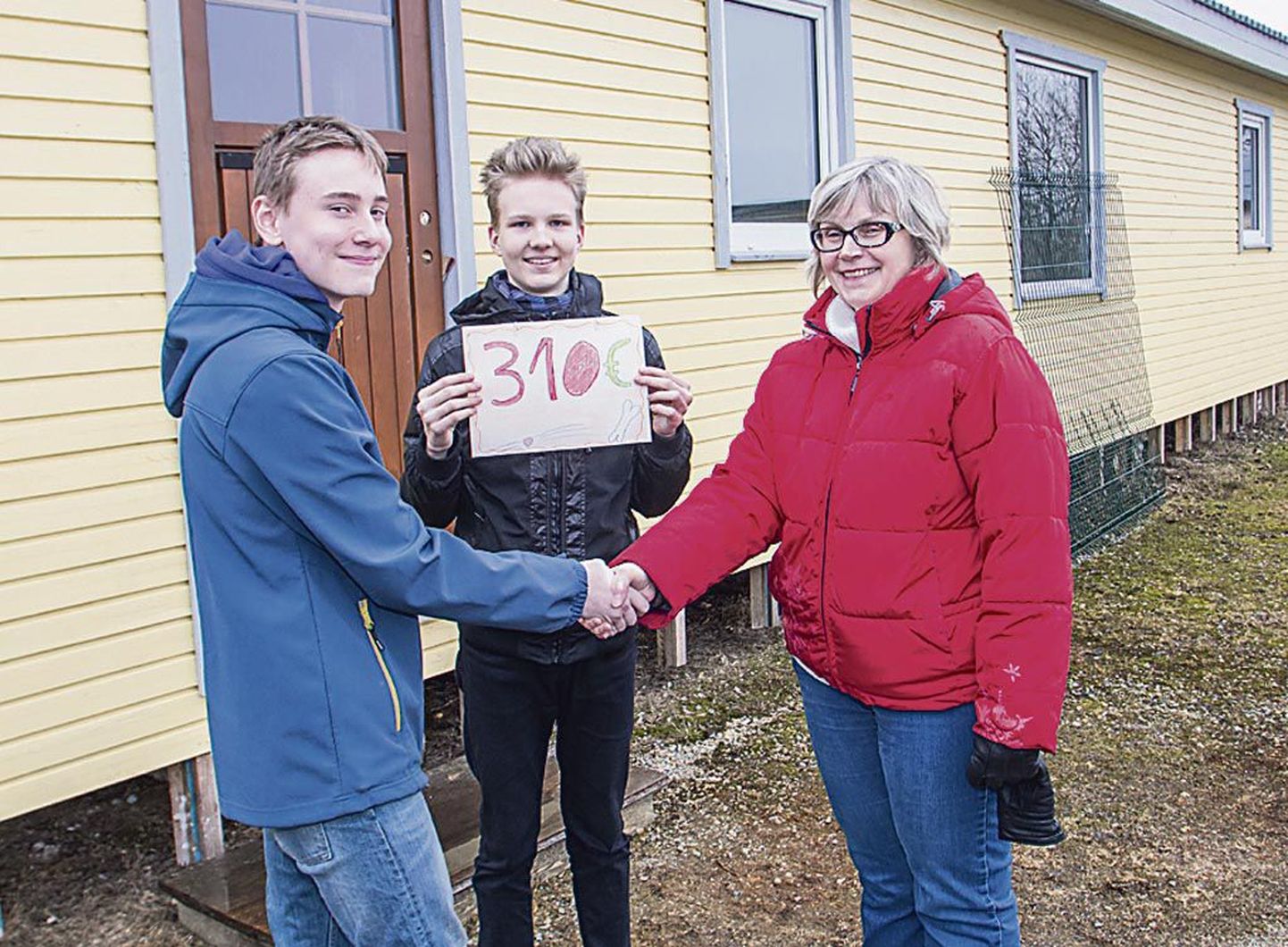 Mai kooli õpilased Robi Salumets ja Andreas Tohver andsid Pärnu kodutute loomade varjupaiga juhatajale Anneli Matsile üle heategevuslaadal kogutud raha.