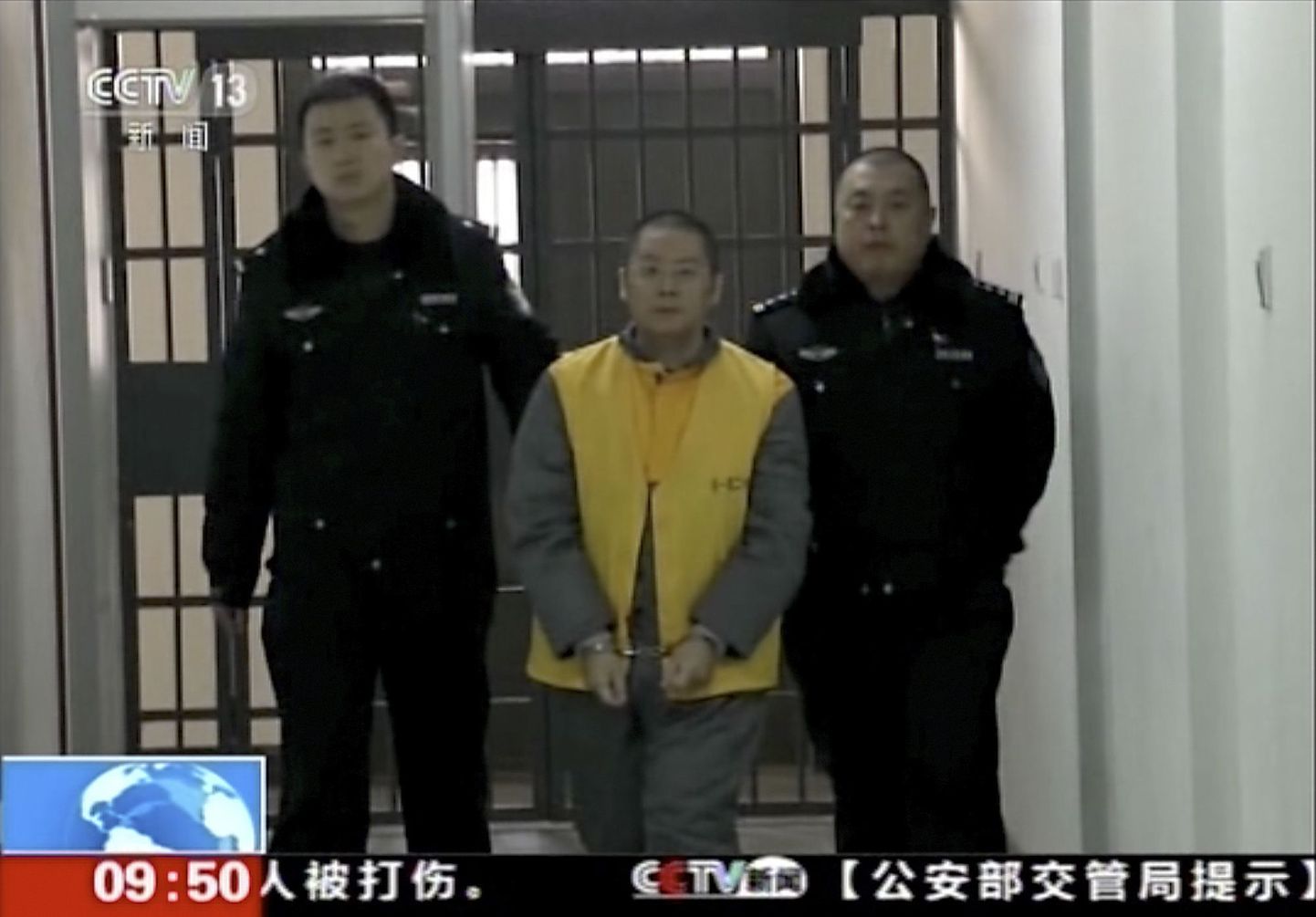 Hiina televisiooni kaader kahe politseiniku vahel kõndivast arreteeritud Ding Ningist, püramiidskeemi Ezubao omanikust.