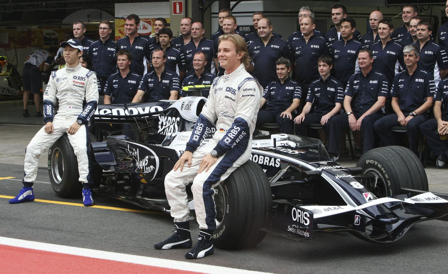 Williamsi piloodid Kazuki Nakajima (vasakul) ja Nico Rosberg koos meeskonnaga poseerimas.