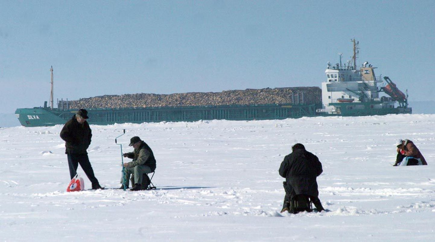 Kalamehed jääl. Foto on illustreeriv.