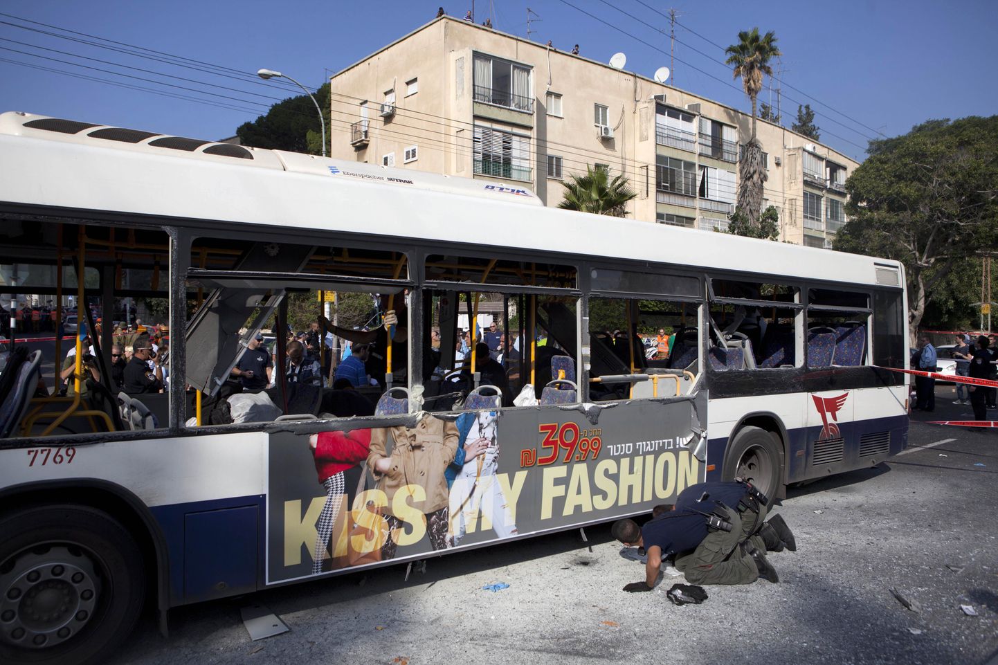 Iisraeli politseinikud uurivad Tel Avivis plahvatanud bussi.