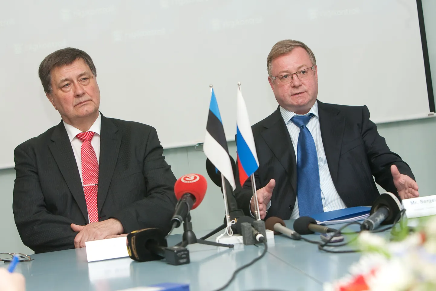 Михкель Овийр (слева) и Сергей Степашин на совместной пресс-конференции.