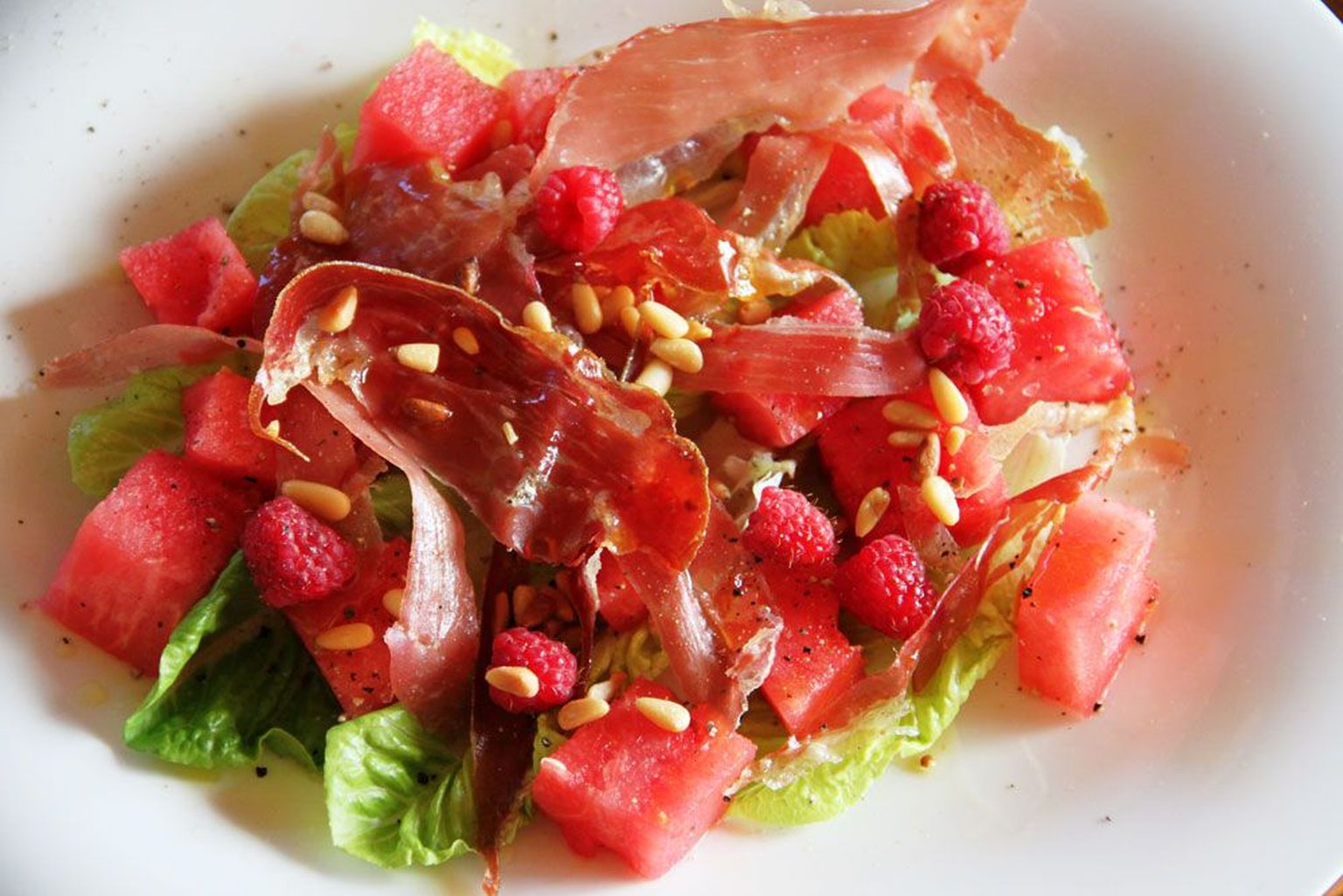 Arbuusi, vaarika ja vinnutatud singi salat