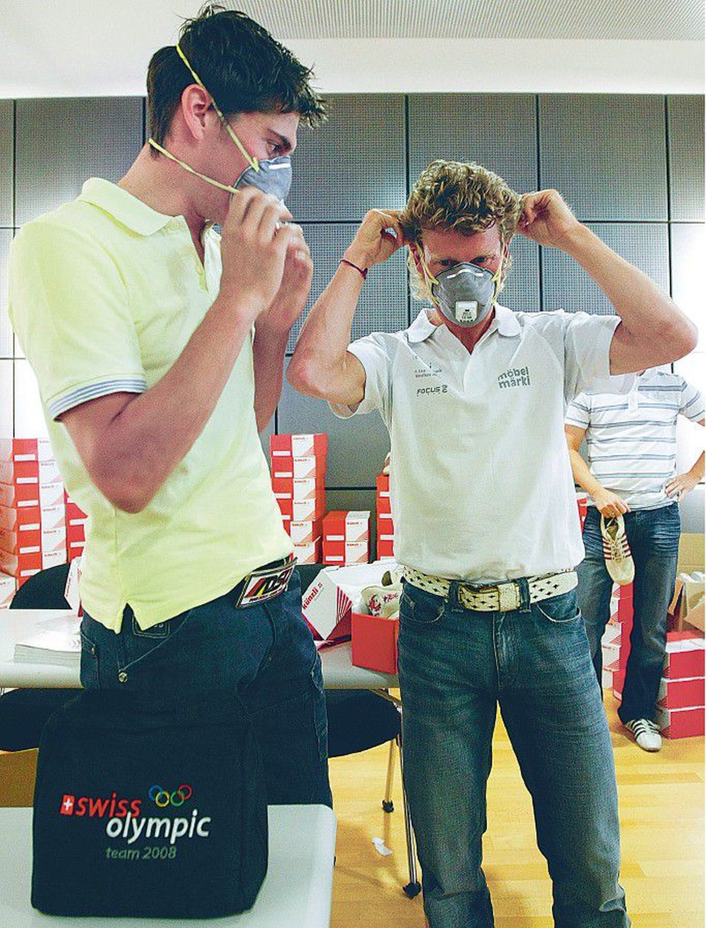 Õhusaaste vastased maskid kuulusid ka Šveitsi olümpiakoondislaste varustusse. Pildil proovivad maske ratturid Bruno Risi (vasakul) ja Franco Marvulli.