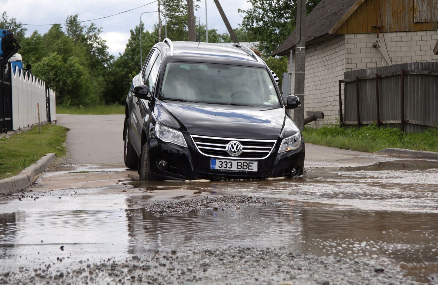 Pärnus Parmu tänaval vajus täna keskpäeval läbi asfaldi sõiduauto Volkswagen.