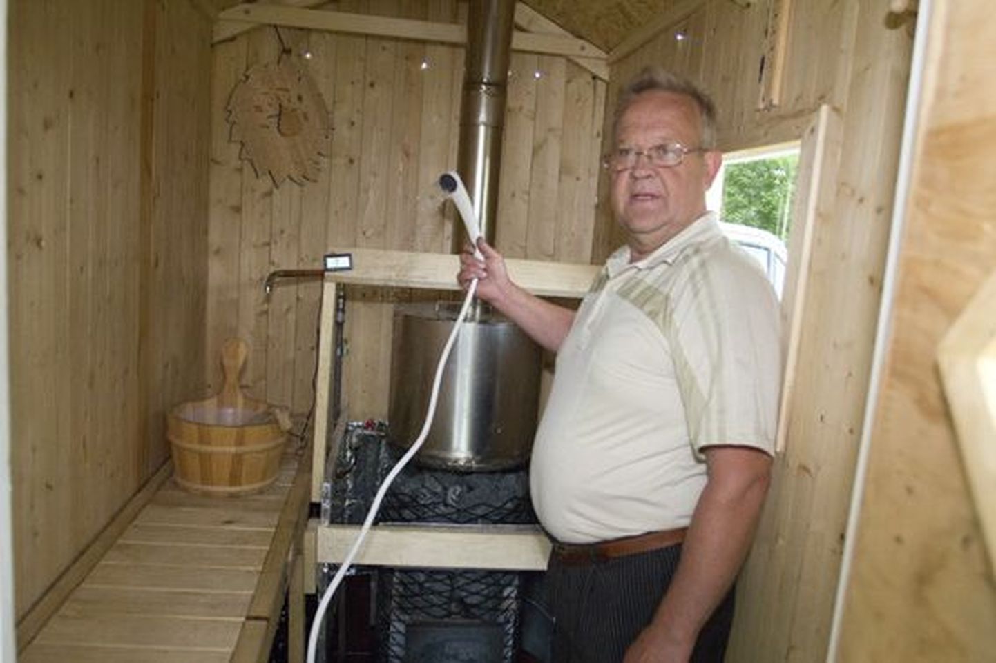 Ants Allikmaa tutvustab oma kätega meisterdatud sauna, mis valmis septembri ja mai vahel.