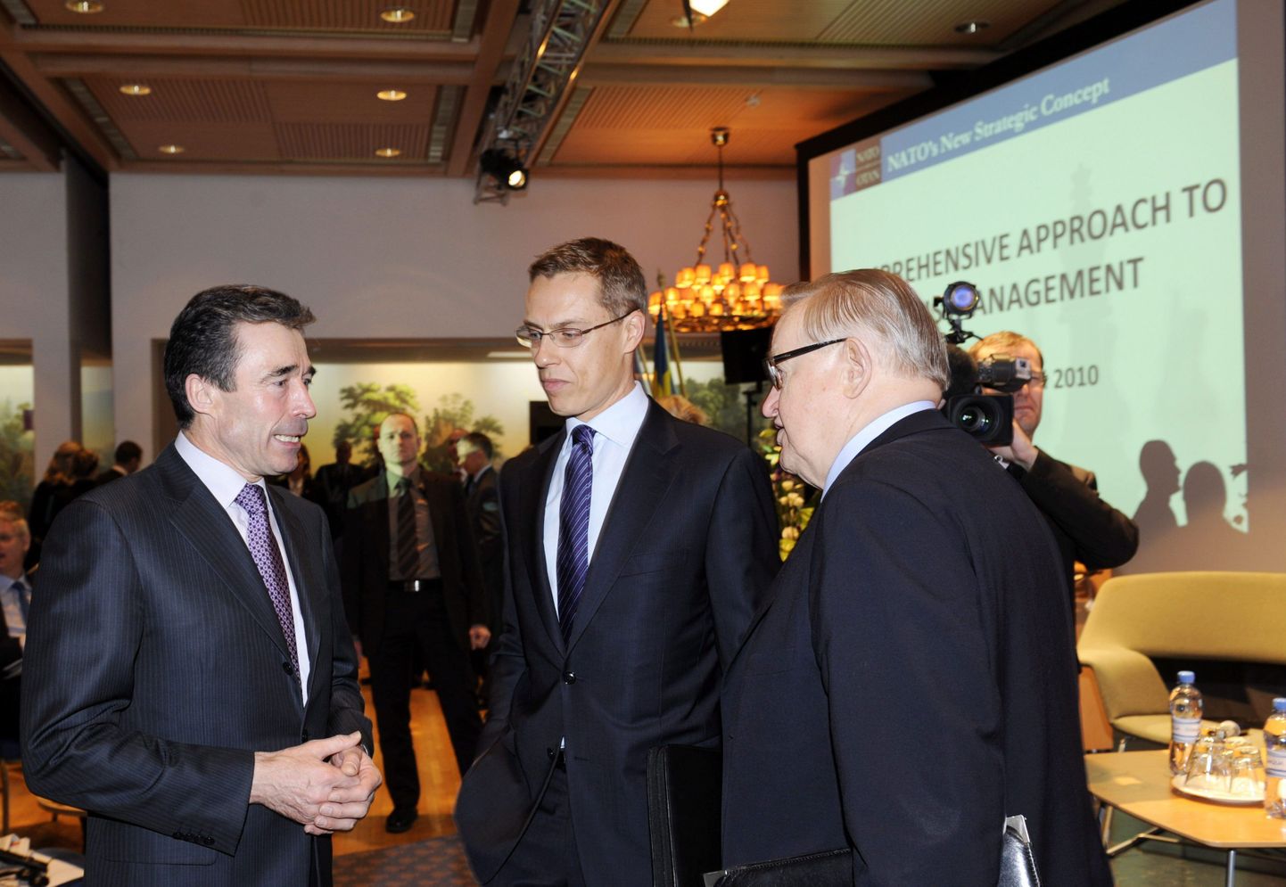 NATO peasekretär Anders Fogh Rasmussen (vasakult paremale), Soome välisminister Alexander Stubb ja ekspresident Martti Ahtisaari täna Helsingis.