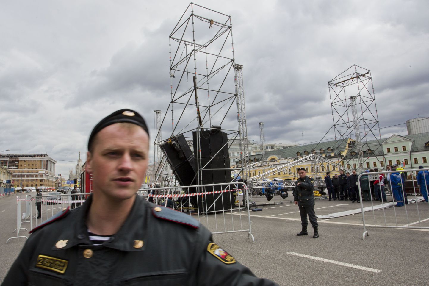 Siseministeeriumi sõdurid valvavad Bolotnaja väljakul õnnetuspaika.
