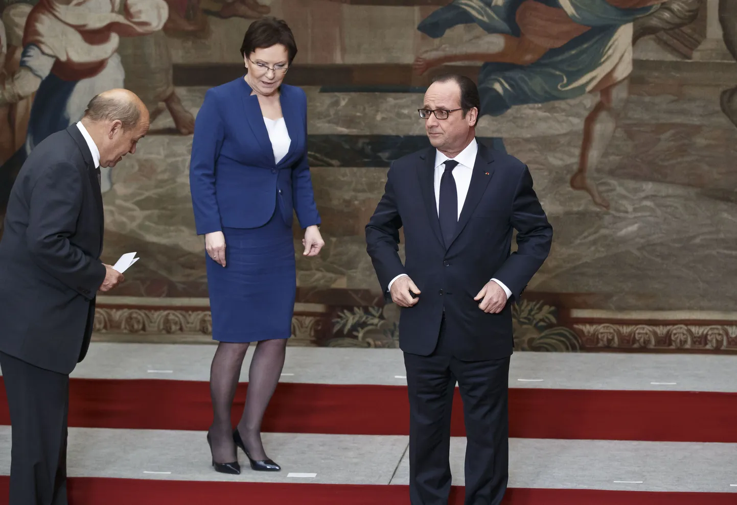 Prantsuse kaitseminister Jean-Yves Le Drian (vasakul) otsib koos Poola peaministri Ewa Kopacziga kohta, kuhu seista Élysée palees enne grupipildi tegemist. Prantsusmaa president François Hollande on oma koha juba sisse võtnud.