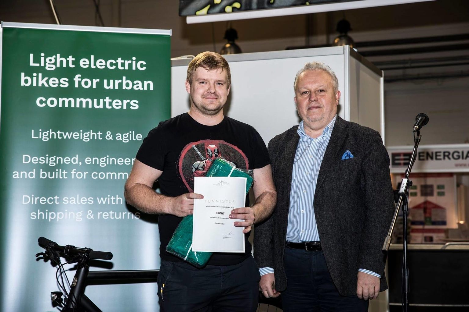 Käsijootmise Eesti meistrivõistlused võitis teist aastat järjest Timmo Antso Pärnus asuvast elektroonikatööstusest Scanfil (pildil vasakul), võitjat õnnitles elektroonikatööstuse liidu juht Arno Kolk.