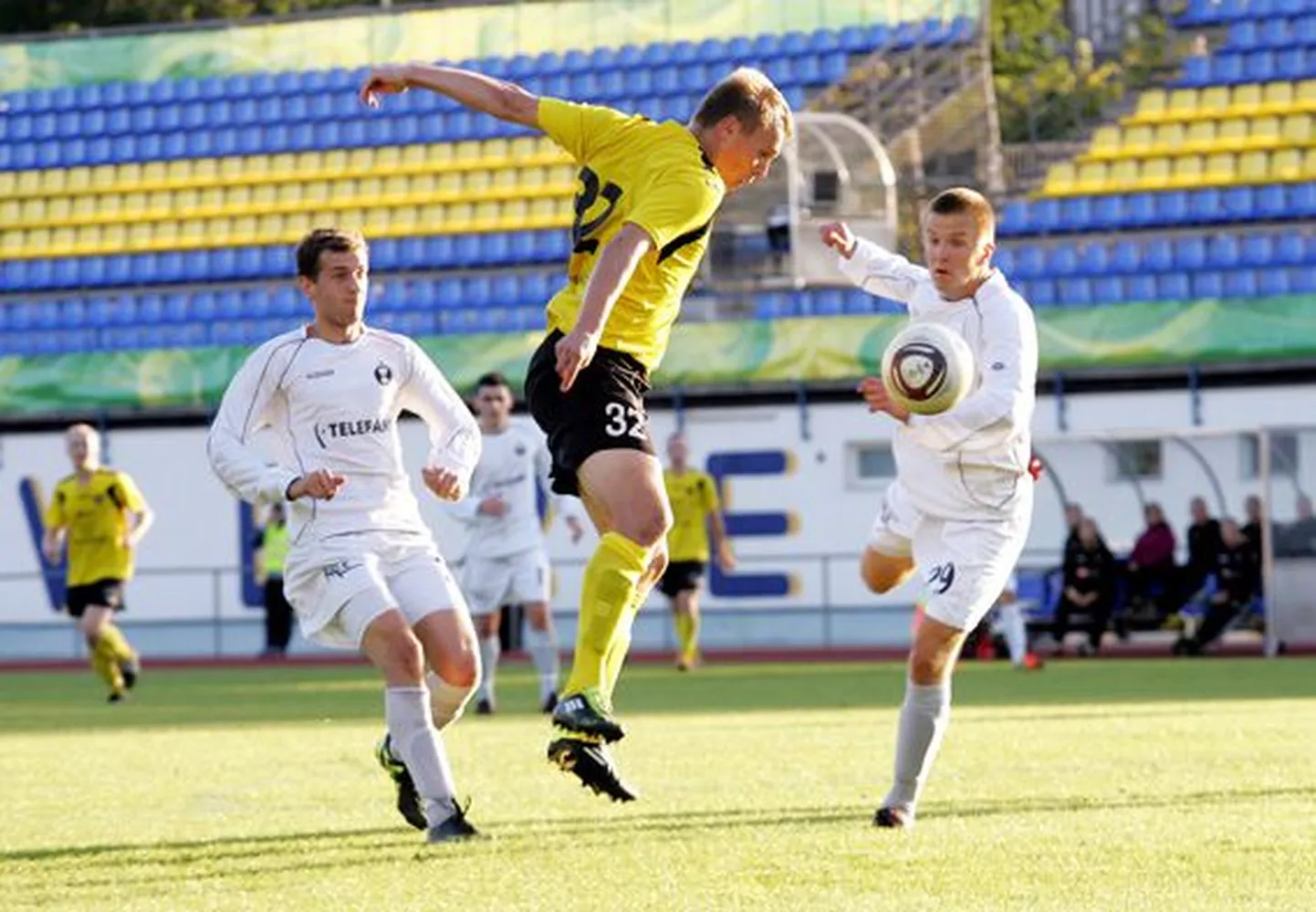 Rakvere JK Tarvas (kollases) koduväljakul FC Puuma tiimi võõrustamas.  Pildil keskel Tarva mängiv treener Reijo Kuusik.