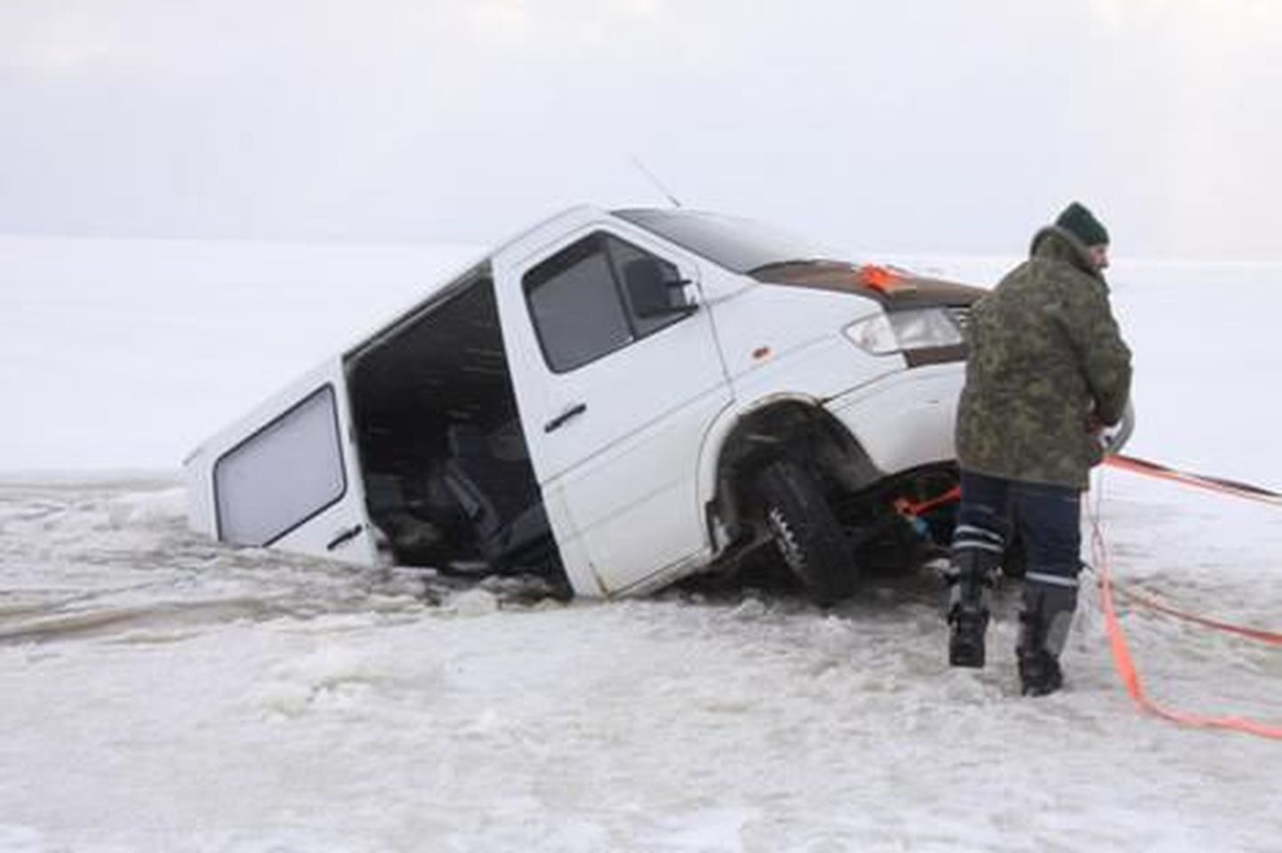 Микроавтобус рыбаков провалился под лед. Фото с места происшествия.