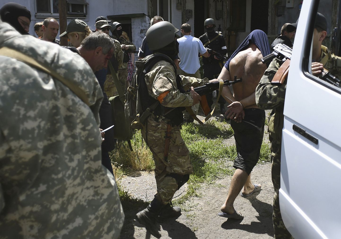 Ukraina sõdurid peavad Donetskis kinni kahtlustatavaid.