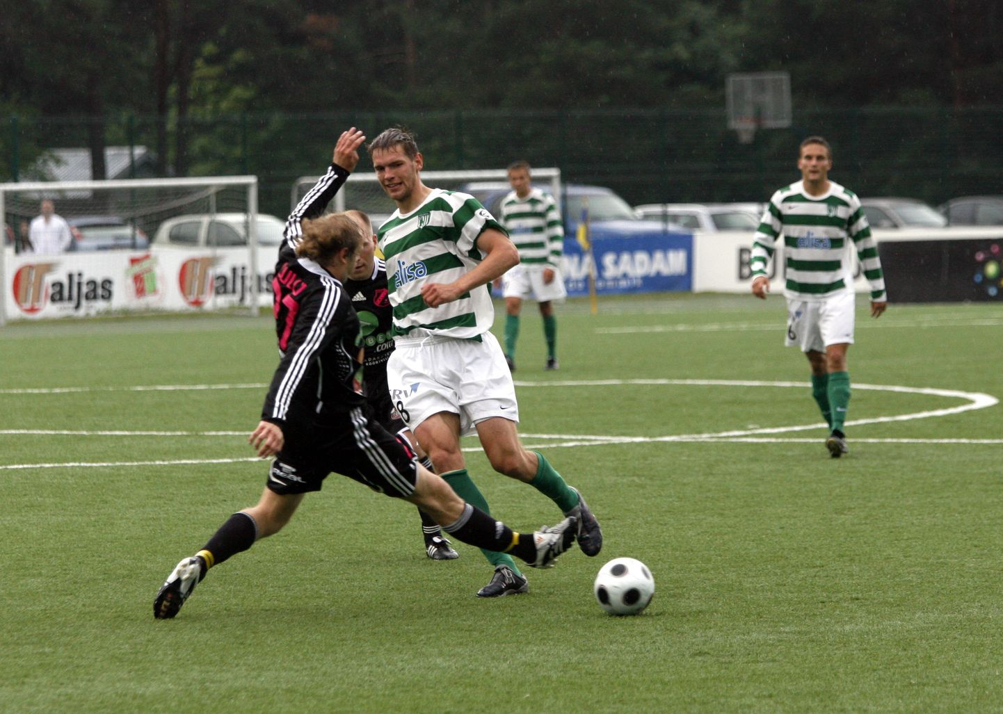 Veel kaks ja pool aastat tagasi pallis Jarmo Ahjupera (triibulises) Eesti meistriliigas FC Flora särgis ja teenis heade esitustega lepingu Ungari klubiga Györi ETO.